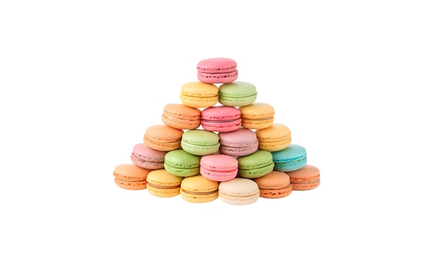 Eine bunte Pyramide von köstlichen Makaronen auf weißem Hintergrund