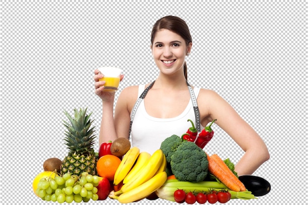 eine Frau, die ein Glas Orangensaft und ein Bündel Früchte hält