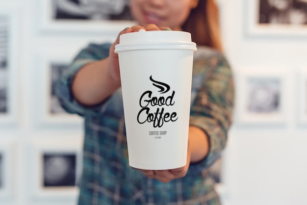 eine Frau, die eine Tasse hält, auf der steht: "Guter Kaffee"