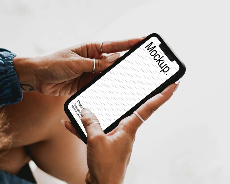 Eine Frau hält ein Smartphone mit Bildschirmmodell
