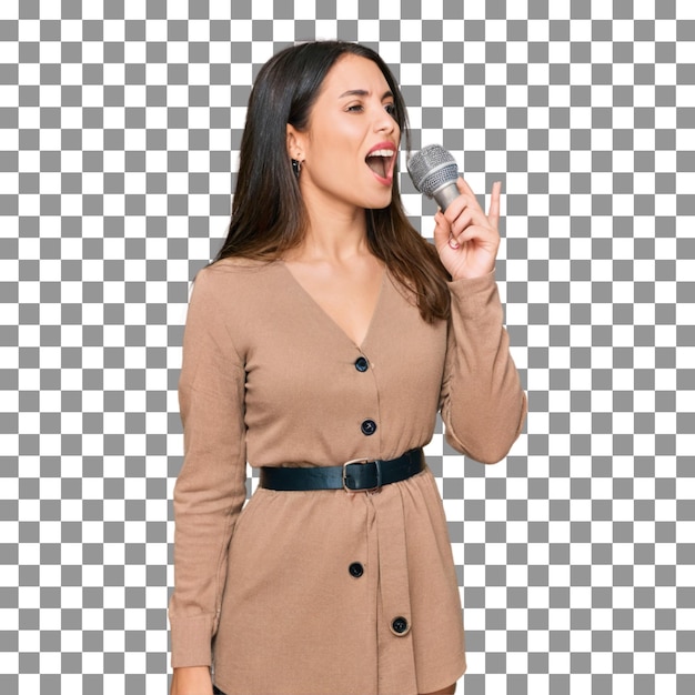 eine Frau in einem Anzug singt mit einem Mikrofon auf einem durchsichtigen Hintergrund