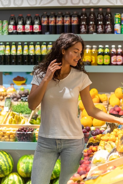 Eine Frau kauft Obst im Supermarkt