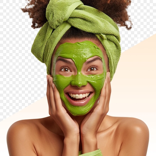 eine Frau mit einer grünen Maske auf ihrem Gesicht mit einem grünen Gesicht