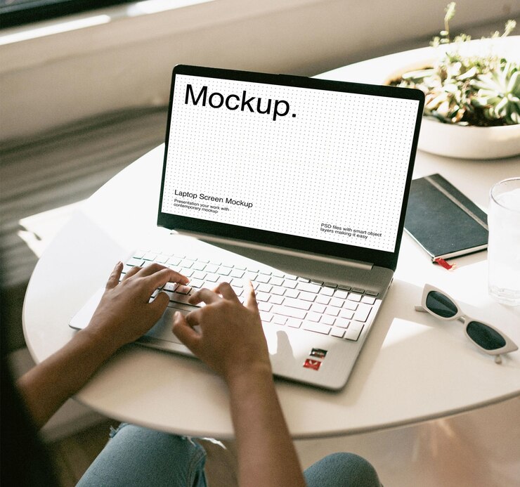 Eine Frau schreibt auf einem Laptop mit einem Bildschirmmodell