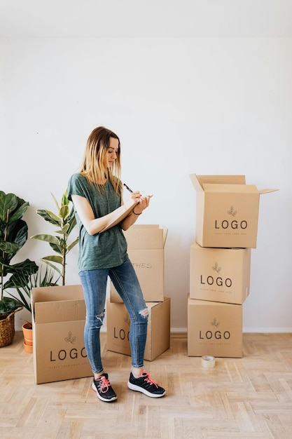 eine Frau steht vor Kisten, auf denen das Logo steht