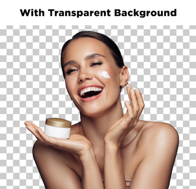 Eine glückliche Frau, die Creme mit durchsichtigem Hintergrund auf ihr Gesicht aufträgt
