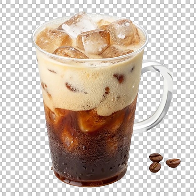 Eine große Tasse Eiskaffee mit Schaum und Eiswürfeln