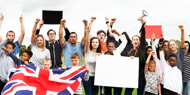 Eine Gruppe von Aktivisten protestiert