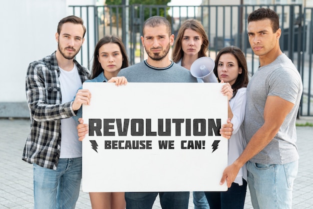 Eine Gruppe von Menschen, die zusammen protestieren