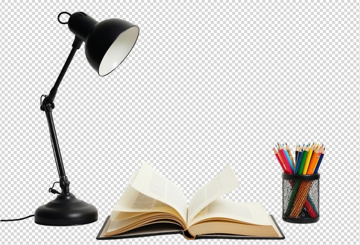 PSD eine lampe und ein buch auf einem tisch mit bleistift und bleistiften