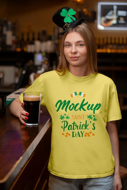 PSD eine mittelgroße frau trägt ein st. patrick's day t-shirt.