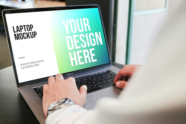 eine Person benutzt ein Laptop-Mockup