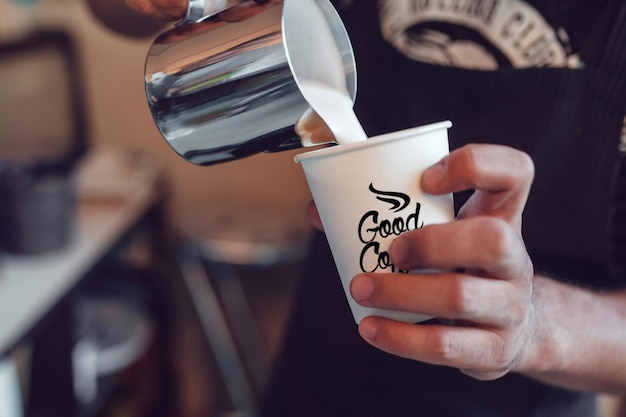 eine Person hält einen Becher