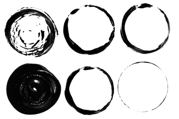 eine Reihe von Schmieren oder Abdrücken schwarzer Farbe in Form eines Kreises auf einem sauberen Hintergrund