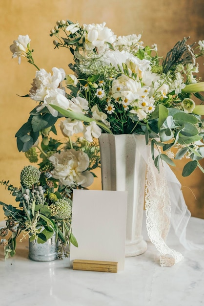 Eine Vase mit wunderschönen weißen Blumen