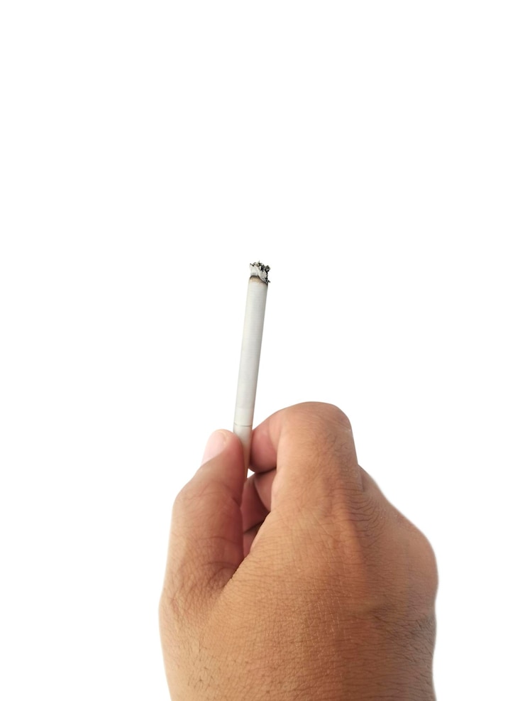 PSD eine zigarette in einer hand durchsichtigen hintergrund