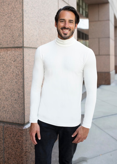 Einfache weiße Turtleneck-Mockup-PSD-Hemd-Street-Stil-Männer39s-Mode