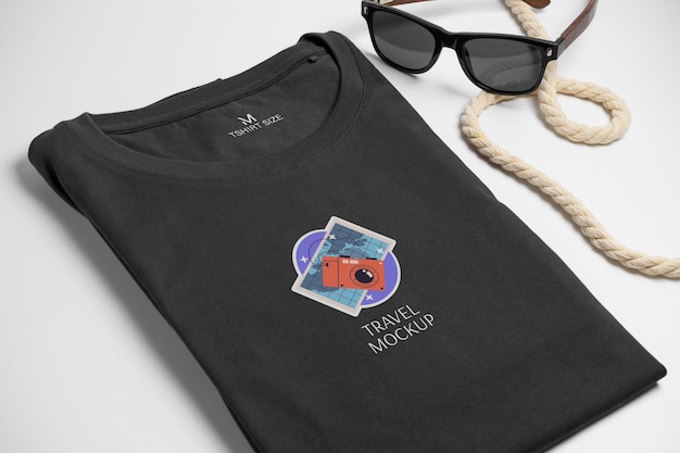 Einfaches T-Shirt-Mock-up-Design mit Emblem