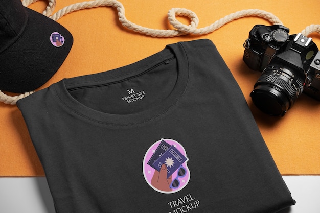 Einfaches T-Shirt-Mock-up-Design mit Emblem