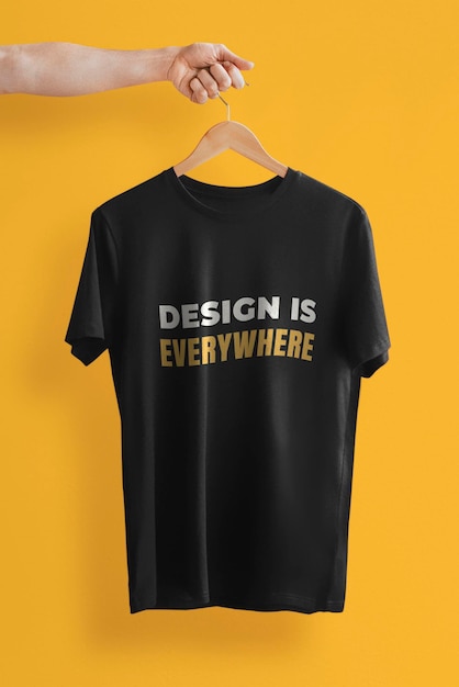 Einfaches T-Shirt-Mockup in schwarzer Farbe mit Handhänger