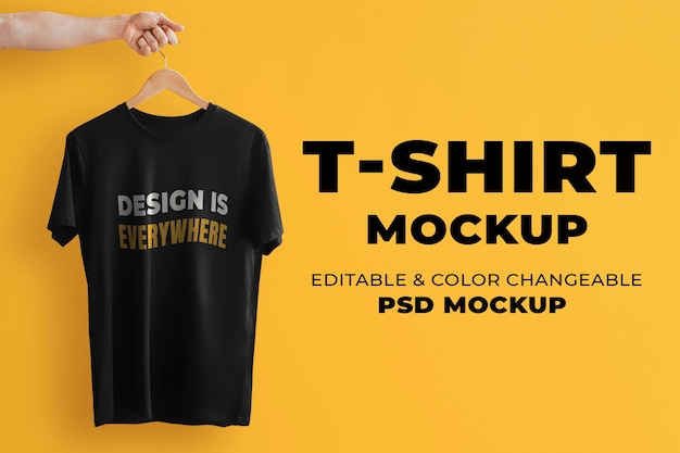 Einfaches t-shirt mockup psd in schwarz mit handaufhänger