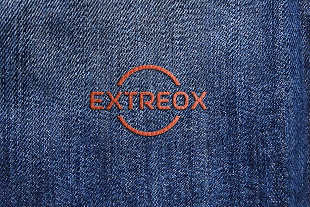 Eingraviertes logo-mockup auf denim-material