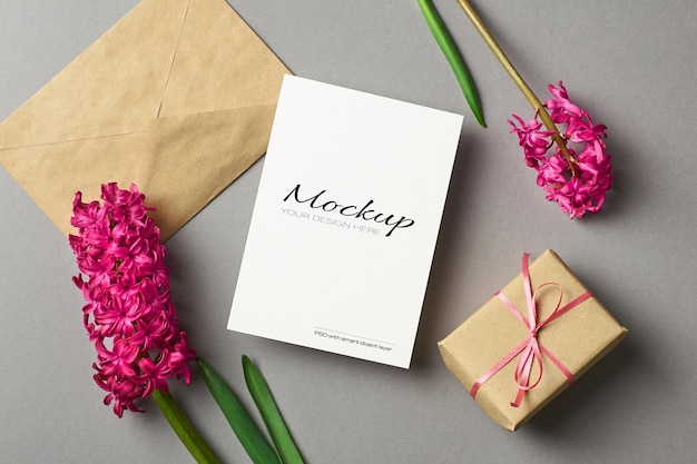 Einladungs- oder grußkartenmodell mit hyazinthenblumen, umschlag und geschenkbox