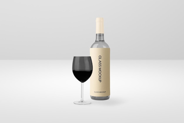 Une élégante bouteille de vin et une maquette de verre sur fond blanc