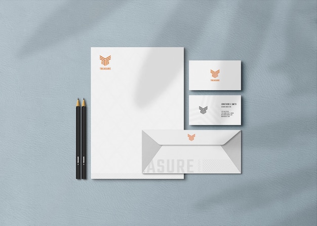 Elegante briefpapier-mockup-vorlage mit bleistift