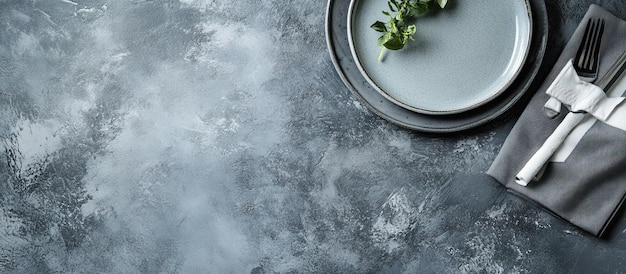 Elegante decoração de mesa com vegetação sobre um fundo cinzento