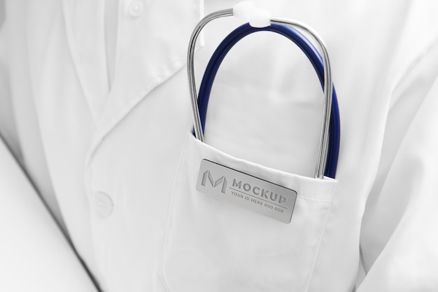 Elegante design mock-up con spilla di identificazione metallica