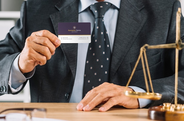 Elegante, homem negócios, apresentando, cartão visita, mocku