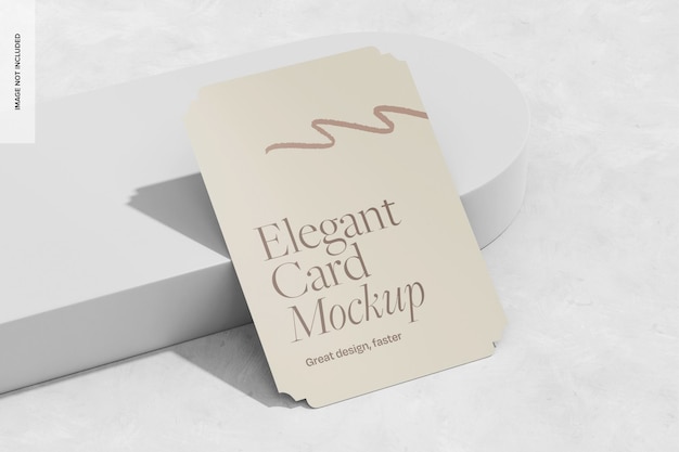 Elegante Karte auf Gips-Hintergrund-Mockup geneigt