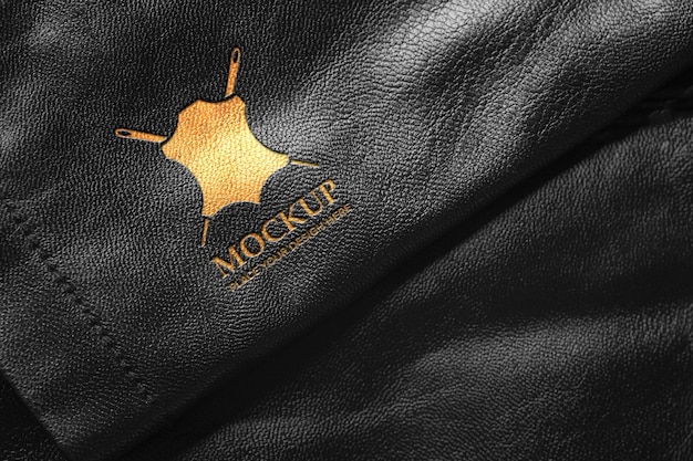 Elegante logotipo dourado em material de couro preto