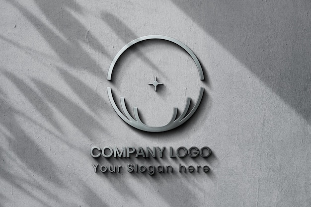 Elegante maqueta de logotipo plateado en una pared de hormigón