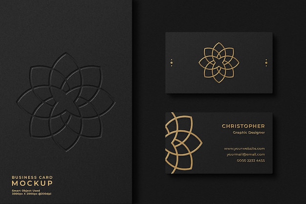 Elegante maqueta de tarjeta de visita negra con lámina de oro con efecto de relieve y logotipo de tipografía en el fondo