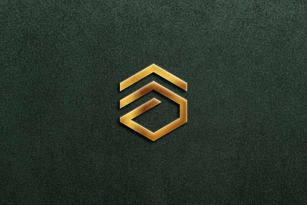 Elegante maquete de logotipo de ouro em negrito sobre fundo de textura verde