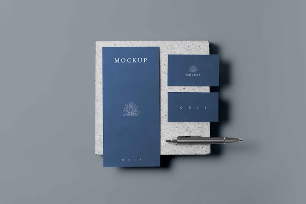 Elegante mockup di cancelleria su tavola di pietra