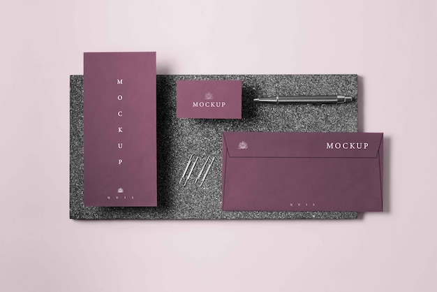 Elegante mockup di cancelleria su tavola di pietra