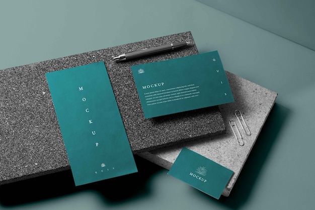 Elegante mockup di cancelleria su tavola di pietra