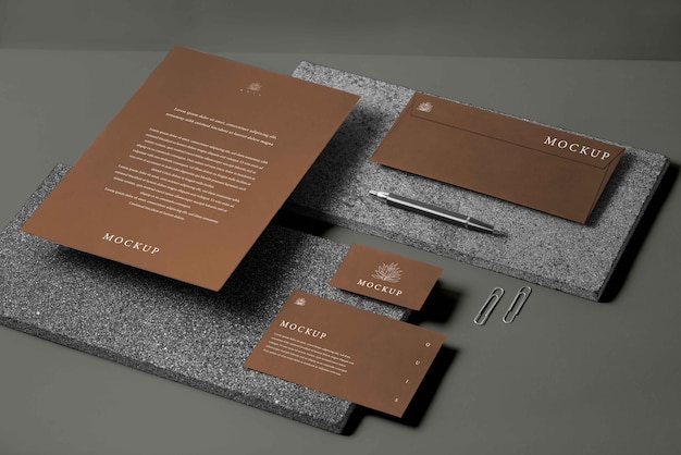 Elegante mockup di cancelleria su tavola di pietra