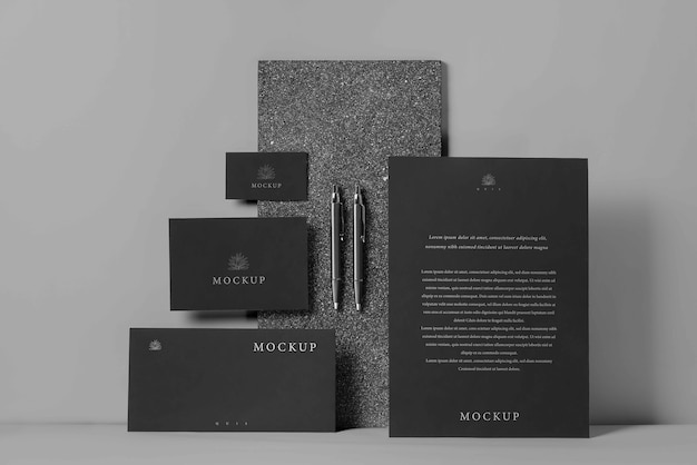Elegante mockup di cancelleria su tavola di pietra