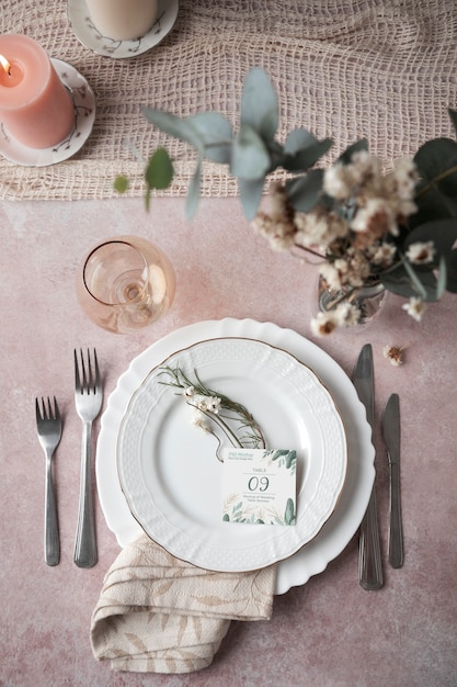 Elegante tavola per l'occasione con mock-up del numero del tavolo
