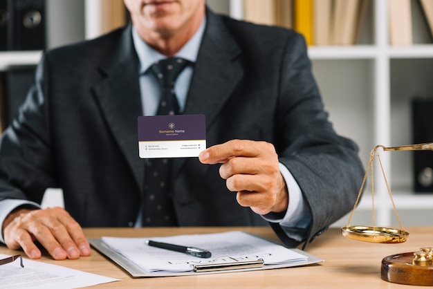 PSD eleganter geschäftsmann, der visitenkarte mocku darstellt