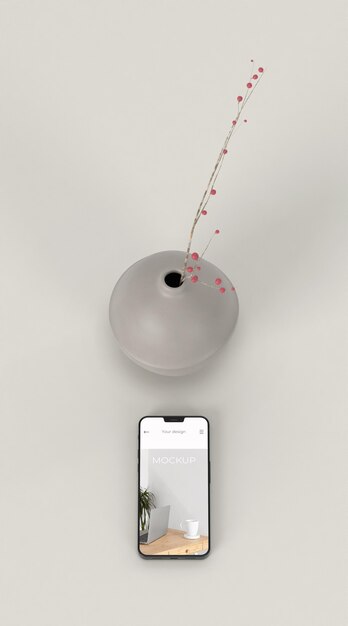 Elegantes Arrangement mit Mock-up-Smartphone und Vase