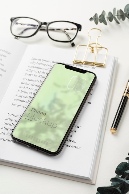 Elegantes Schreibtisch-Setup mit Smartphone-Mock-up-Design