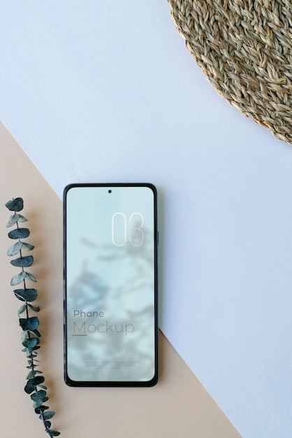 Elegantes Schreibtisch-Setup mit Smartphone-Modell