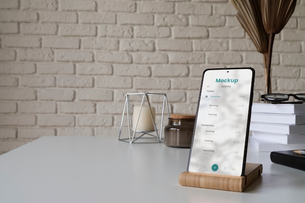 Elegantes Schreibtisch-Setup mit Smartphone-Modell
