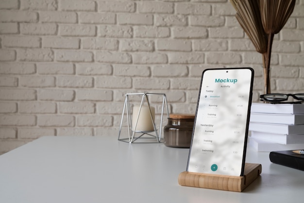 PSD elegantes schreibtisch-setup mit smartphone-modell