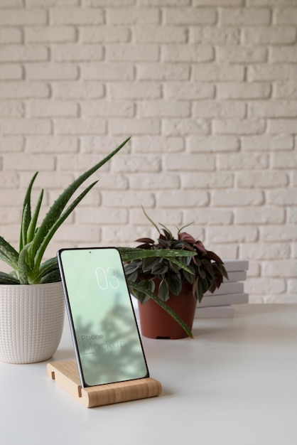 Elegantes Schreibtisch-Setup mit Smartphone-Modell